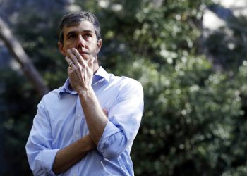 El aspirante a la candidatura presidencial demócrata Beto O’Rourke observa el paisaje en el Parque Nacional Yosemite, en California, el lunes 29 de abril de 2019. Foto: Marcio José Sánchez / AP.