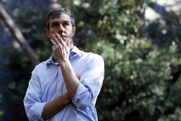 El aspirante a la candidatura presidencial demócrata Beto O’Rourke observa el paisaje en el Parque Nacional Yosemite, en California, el lunes 29 de abril de 2019. Foto: Marcio José Sánchez / AP.