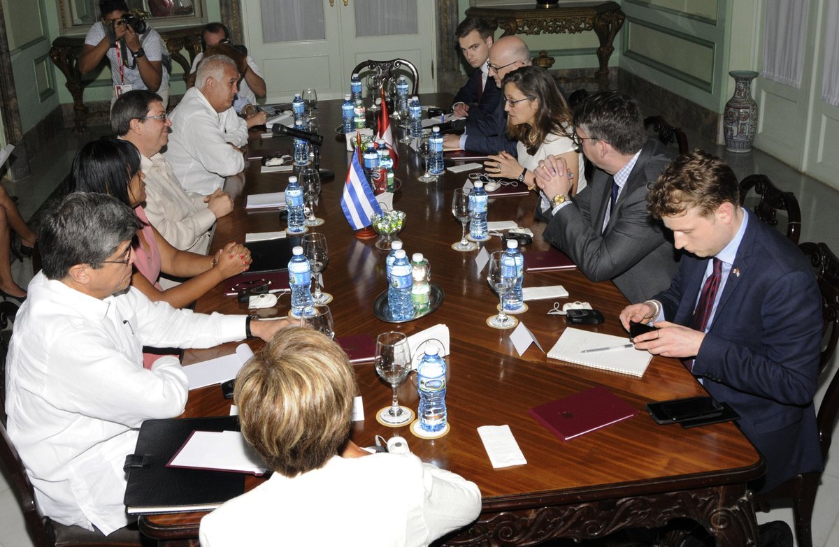 Durante la reunión en La Habana entre los cancilleres de Cuba y Canadá. Foto: Twitter/@BrunoRguezP.