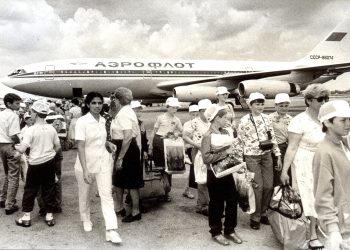 Niños de la entonces Unión Soviética de la afectados por el desastre nuclear de Chernóbil a su llegada a Cuba para recibir atención médica. Foto: pasatiempo.pe