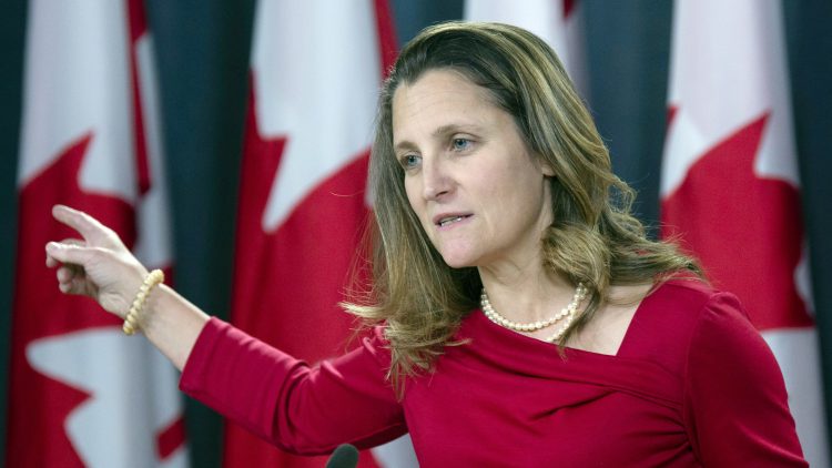 Ministra de Relaciones Exteriores de Canadá, Chrystia Freeland, habla con la prensa en  Ottawa, el 12 de diciembre de 2018. Foto: Adrian Wyld / The Canadian Press.