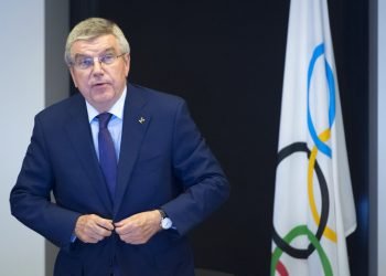 Thomas Bach, presidente del Comité Internacional Olímpico, COI, llega a la inauguración de la reunión de la junta ejecutiva del COI en la sede de la organización en Pully, cerca de Lausanne, el miércoles 22 de mayo del 2019. (Laurent Gillieron/Keystone via AP)