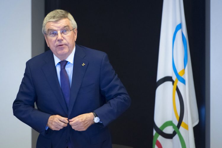 Thomas Bach, presidente del Comité Internacional Olímpico, COI, llega a la inauguración de la reunión de la junta ejecutiva del COI en la sede de la organización en Pully, cerca de Lausanne, el miércoles 22 de mayo del 2019. (Laurent Gillieron/Keystone via AP)