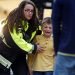 Una funcionaria guía a un alumno desde un autobús a un centro recreativo para ser reunido con sus padres después de un tiroteo en una escuela secundaria en los suburbios de Denver, el martes 7 de mayo de 2019, en Highlands Ranch, Colorado. Foto: David Zalubowski / AP.