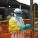 Un trabajador de sanidad aparece en un centro de tratamiento contra el ébola en Beni, en el oriente del Congo, el martes 16 de abril del 2019. (AP Foto/Al-hadji Kudra Maliro)