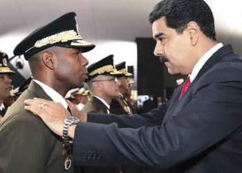 El general Manuel Ricardo Cristopher Figuera, director del Servicio Bolivariano de Inteligencia Nacional (Sebin) de Venezuela, junto a Nicolás Maduro. Foto: MSN.com.