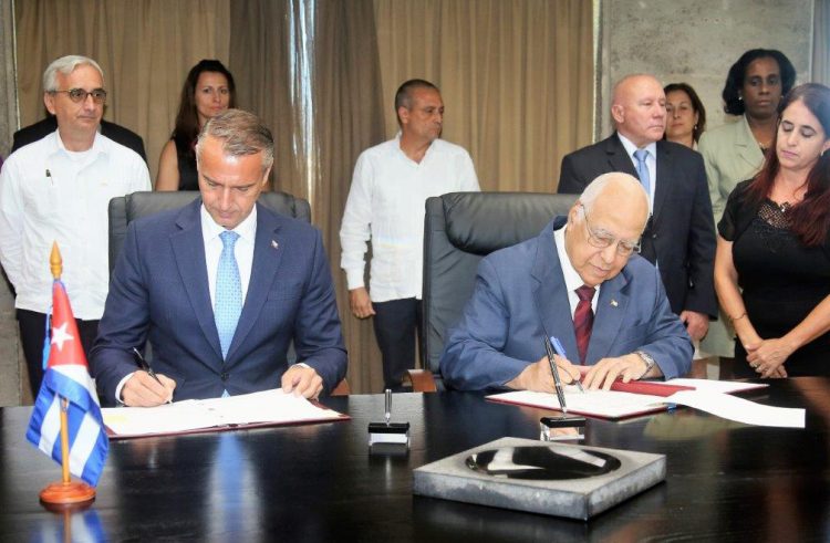 El vicepresidente cubano Ricardo Cabrisas (derecha-delante), y el vice primer ministro de Inversiones e Informatización de Eslovaquia (izquierda-delante), Richard Raši, firman un acuerdo para la consolidación de las relaciones económicas entre ambos países, el lunes 13 de mayo de 2019. Foto: Cubaminrex.