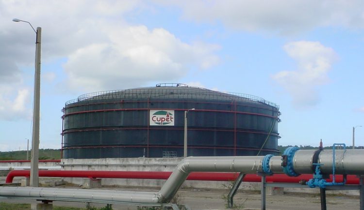 Un almacén de CUPET en la refinería Ñico López, en La Habana. AP