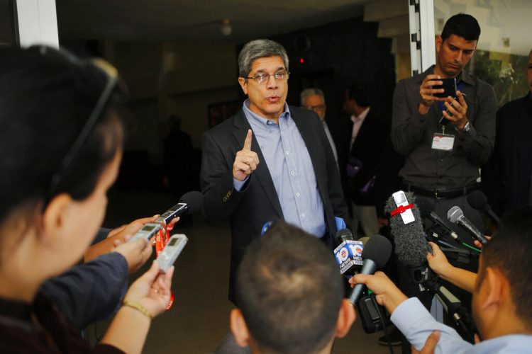 El director general de asuntos estadounidenses de la cancillería cubana, Carlos Fernández de Cossío, habla con reporteros en La Habana el 12 de diciembre de 2018. Foto: Desmond Boylan / AP.