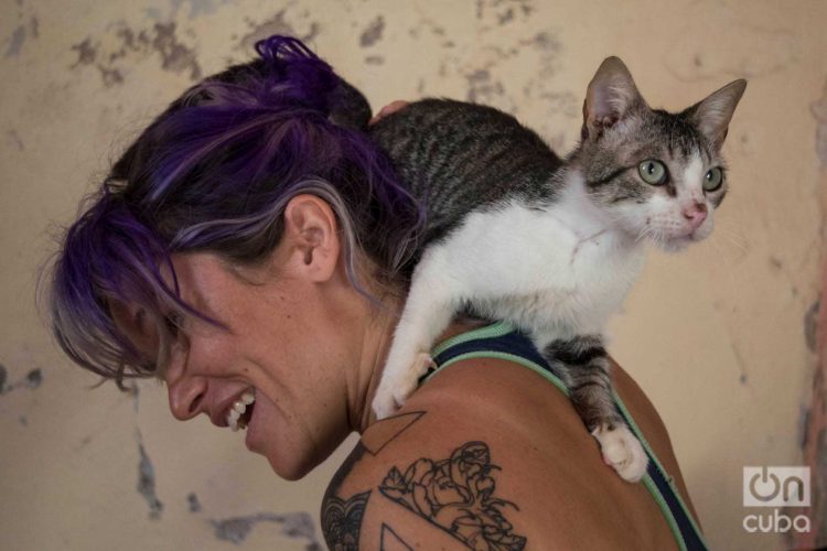 Lis Núñez con uno de sus gatos. Foto: Otmaro Rodríguez.