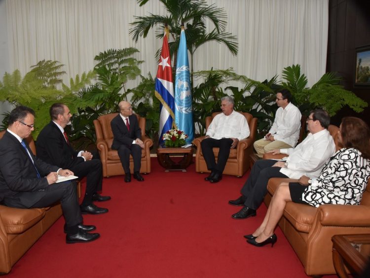 El presidente cubano, Miguel Díaz-Canel (4-i), y el director general del Organismo Internacional de la Energía Atómica, el japonés Yukiya Amano (3-d), se reúnen en La Habana el 17 de mayo de 2019. Foto: @BrunoRguezP / Twitter.