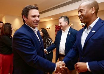 El gobernador de Florida, Ron DeSantis, a su llegada a Tel Aviv, Israel, el domingo. Foto: Oficina del Gobernador de Florida.