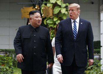 En esta imagen de archivo, tomada el 28 de febrero de 2019, el presidente de Estados Unidos, Donald Trump, y el líder de Corea del Norte, Kim Jong Un, pasean tras su primera reunión en el hotel Sofitel Legend Metropole de Hanói, Vietnam. Foto: Evan Vucci / AP /Archivo.