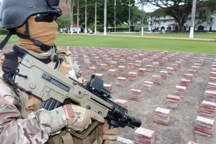 Un soldado panameño junto al cargamento de cocaína descubierto en el Puerto de Cristóbal en un contenedor procedente de Cuba. Foto: @minsegpanama / Twitter.