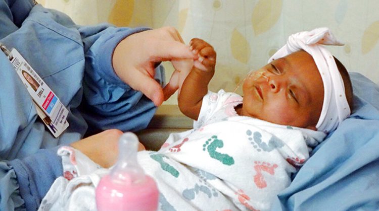 Una bebé que cuando nació en diciembre pesó apenas 245 gramos (unas 8,6 onzas). Foto: Sharp HealthCare vía AP.