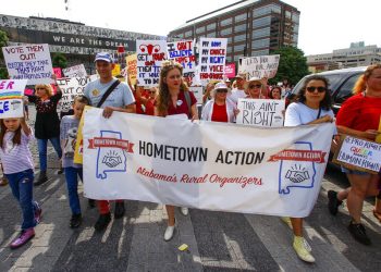 Manifestantes por los derechos de la mujer marchan al Congreso de Alabama para protestar la sanción de una ley que criminaliza el aborto en casi todos los casos, sin excepciones para la violación o el incesto, en Montgomery, Alabama, 19 de mayo de 2019. Foto: Butch Dill / AP / Archivo.