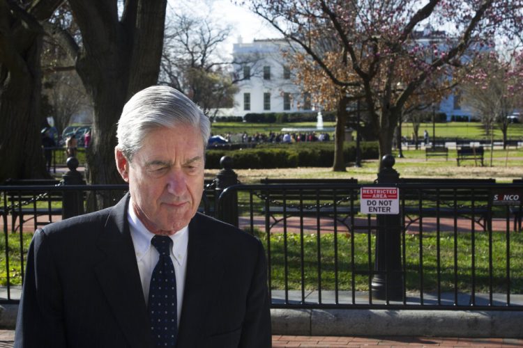 El fiscal especial Robert Mueller pasa por la Casa Blanca después de asistir a un servicio religioso en la Iglesia Episcopal St. John en Washington, el 24 de marzo de 2019. Foto:Cliff Owen/ AP.