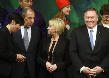 Izquierda a derecha, canciller noruega Ine Marie Eriksen Soreide, canciller ruso Serguei Lavrov, canciller sueca Margot Wallstrom y secretario de Estado norteamericano Mike Pompeo posan para la foto en la reunión ministerial del Consejo Ártico, Rovaniemi, Finlandia, martes 7 de mayo de 2019. Foto: Vesa Moilanen / Lehtikuva vía AP.