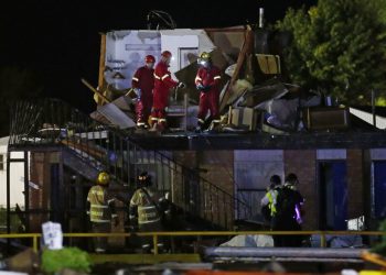 Trabajadores de emergencias inspeccionan lo que queda del segundo piso de un hotel el domingo 26 de mayo de 2019, en El Reno, Oklahoma, tras un probable tornado el sábado por la noche. Foto: Sue Ogrocki / AP.