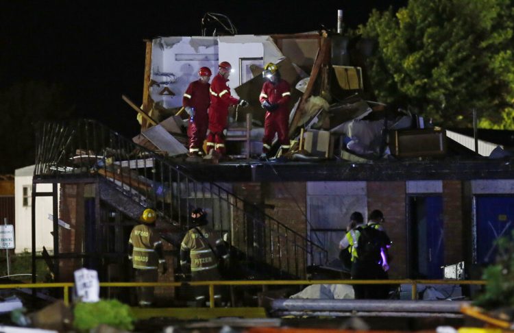 Trabajadores de emergencias inspeccionan lo que queda del segundo piso de un hotel el domingo 26 de mayo de 2019, en El Reno, Oklahoma, tras un probable tornado el sábado por la noche. Foto: Sue Ogrocki / AP.