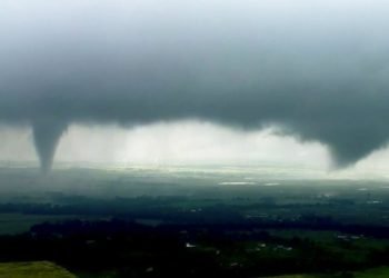 Dos nubes de embudo formadas en Crescent, Oklahoma, el lunes 20 de mayo de 2019. Foto: KWTV-KOTV vía AP.