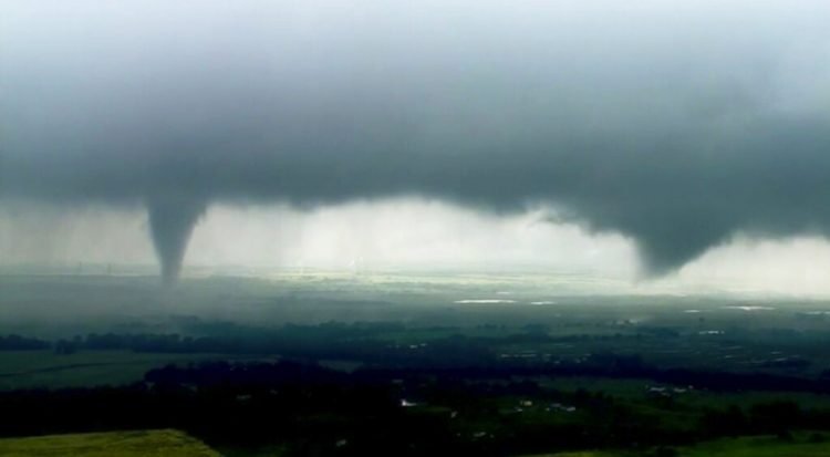 Dos nubes de embudo formadas en Crescent, Oklahoma, el lunes 20 de mayo de 2019. Foto: KWTV-KOTV vía AP.