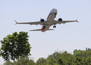 Un avión Boeing 737 MAX 8 despega durante un vuelo de prueba el miércoles 8 de mayo de 2019 en Renton, Washington. Foto: Ted S. Warren / AP.