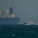 Un buque de la guardia costera emiratí pasa cerca de un petrolero frente a la costa de Fujairah, Emiratos Árabes Unidos, el lunes 13 de mayo de 2019. Foto Jon Gambrell/AP.