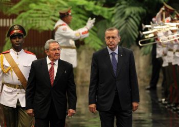 El presidente turco Recep Tayyip Erdogan (d) junto al entonces mandatario cubano Raúl Castro, durante su visita a La Habana en febrero de 2015. Foto: EFE / Archivo.