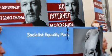 Manifestantes con carteles con la imagen del fundador de WikiLeaks, Julian Assange, protestan en la entrada del tribunal de Westminster, en Londres, el 2 de mayo de 2019. Foto: Frank Augstein / AP.