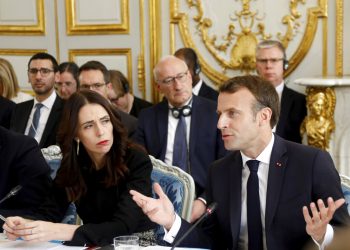 El presidente francés Emmanuel Macron (der) y la primera ministra de Nueva Zelanda Jacinda Ardern asisten a una reunión en el Palacio del Eliseo, París, miércoles 15 de mayo de 2019, sobre la manera de impedir la transmisión online de actos extremistas violentos. Foto: Charles Platiau/Pool vía AP.