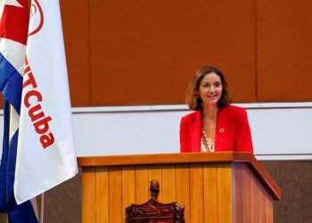 La ministra de Turismo de España, Reyes Maroto, pronuncia un discurso este martes, durante la inauguración oficial de la Feria Internacional de Turismo FitCuba 2019, en el Palacio de Convenciones en La Habana (Cuba). Foto: EFE/ Ernesto Mastrascusa.