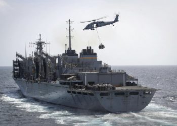 En esta imagen del domingo 19 de mayo de 2019 publicada por la Marina de Estados Unidos, un helicóptero MH-60S Sea Hawk del Escuadrón 5 de Helicópteros de Combate Marinos transporta mercancías del barco de apoyo USNS Arctic al portaaviones USS Abraham Lincoln durante una operación de abastecimiento en el Mar Arábigo. Foto: Especialista de tercera clase en comunicación de masas Jeff Sherman / Marina de Estados Unidos vía AP.