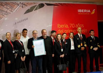 El presidente de Iberia, Luis Gallego (5i), muestra un reconocimiento entregado por el ministro de Turismo cubano, Manuel Marrero (c), y el ministro cubano de Transporte, Eduardo Rodríguez Dávila (4i), en compañía de la tripulación de la aeronave 330/200 La Habana, por los 70 años de vuelo a Cuba de la compañía española Iberia, en La Habana. Foto: Ernesto Mastrascusa / EFE.