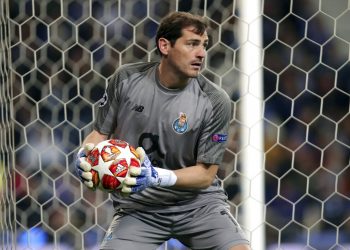 En esta foto del 17 de abril de 2019, el arquero del Porto Iker Casillas con el balón durante el partido de ida ante Liverpool por los cuartos de final de la Liga de Campeones en el estadio Dragao en Porto, Portugal. Foto: Luis Vieira / AP.