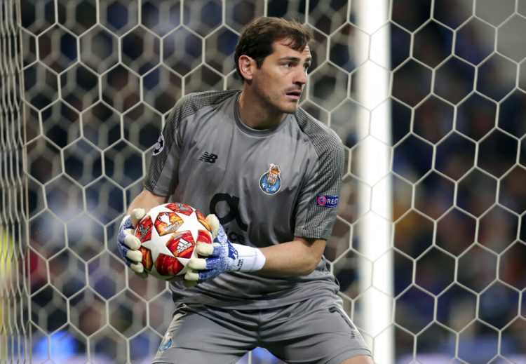 En esta foto del 17 de abril de 2019, el arquero del Porto Iker Casillas con el balón durante el partido de ida ante Liverpool por los cuartos de final de la Liga de Campeones en el estadio Dragao en Porto, Portugal. Foto: Luis Vieira / AP.