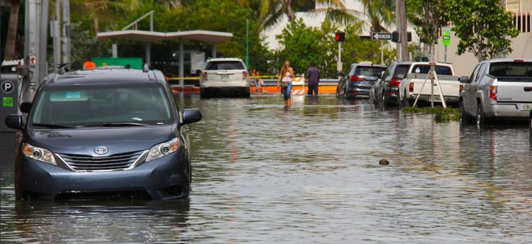 Cuando llueve, Miami Beach se transforma en una Venecia. Foto: AP.