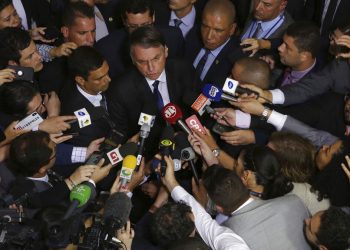 El presidente de Brasil Jair Bolsonaro habla con la prensa después de aprobar un segundo decreto que elimina ciertas restricciones de posesión de armas de fuego en el palacio presidencial Planalto en Brasilia, Brasil, el martes 7 de mayo de 2019. (AP Foto/Eraldo Peres)