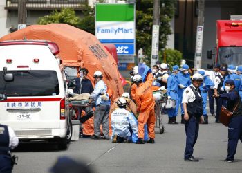 Rescatistas trabajan en la escena de un ataque en Kawasaki, cerca de Tokio, donde un hombre atacó a puñaladas a un grupo de niñas escolares, mató a dos personas e hirió a 17 antes de suicidarse, el martes 28 de mayo de 2019. Foto: Kyodo News vía AP.