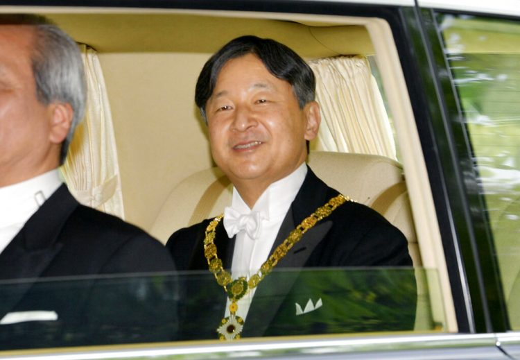 El nuevo emperador de Japón, Naruhito, sale rumbo al Palacio Imperial el miércoles 1 de mayo de 2019 en Tokio. (Kyodo News via AP)