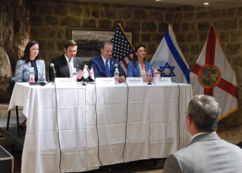 El gabinete de Ron DeSantis se reúne en la embajada de EEUU en Jerusalén. Foto: Oficina del gobernador.