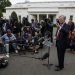 El asesor de seguridad estadounidense John Bolton hablando a reporteros sobre la crisis en Venezuela, frente a la Casa Blanca en Washington, el 1 de mayo del 2019. Foto: AP.