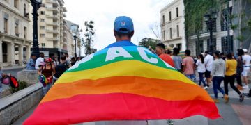 Activistas por los derechos Lesbianas, Gays, Bisexuales, Transexuales e Intersexuales (LGBTI) participan en una marcha este sábado 11 de mayo del 2019 por el Paseo del Prado en La Habana (Cuba). Activistas del colectivo LGTBI y Agentes de la Seguridad del Estado cubano se enfrentaron este sábado durante una manifestación ilegal convocada después de que se cancelara la marcha anual del orgullo gay que organiza el oficialista Centro Nacional de Educación Sexual (Cenesex), dirigido por Mariela Castro. EFE/Ernesto Mastrascusa