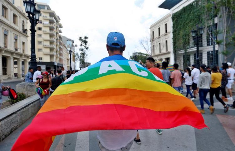 Activistas por los derechos Lesbianas, Gays, Bisexuales, Transexuales e Intersexuales (LGBTI) participan en una marcha este sábado 11 de mayo del 2019 por el Paseo del Prado en La Habana (Cuba). Activistas del colectivo LGTBI y Agentes de la Seguridad del Estado cubano se enfrentaron este sábado durante una manifestación ilegal convocada después de que se cancelara la marcha anual del orgullo gay que organiza el oficialista Centro Nacional de Educación Sexual (Cenesex), dirigido por Mariela Castro. EFE/Ernesto Mastrascusa