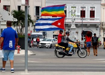 Activistas por los derechos Lesbianas, Gays, Bisexuales, Transexuales e Intersexuales (LGBTI) participan en una marcha este sábado 11 de mayo del 2019 por el Paseo del Prado en La Habana (Cuba). Activistas del colectivo LGTBI y Agentes de la Seguridad del Estado cubano se enfrentaron este sábado durante una manifestación ilegal convocada después de que se cancelara la marcha anual del orgullo gay que organiza el oficialista Centro Nacional de Educación Sexual (Cenesex), dirigido por Mariela Castro. EFE/Ernesto Mastrascusa