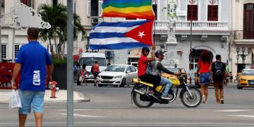 Activistas por los derechos Lesbianas, Gays, Bisexuales, Transexuales e Intersexuales (LGBTI) participan en una marcha este sábado 11 de mayo del 2019 por el Paseo del Prado en La Habana (Cuba). Activistas del colectivo LGTBI y Agentes de la Seguridad del Estado cubano se enfrentaron este sábado durante una manifestación ilegal convocada después de que se cancelara la marcha anual del orgullo gay que organiza el oficialista Centro Nacional de Educación Sexual (Cenesex), dirigido por Mariela Castro. EFE/Ernesto Mastrascusa