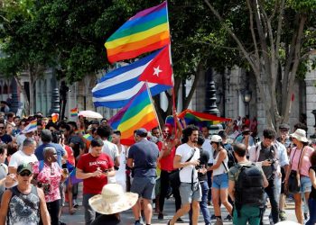 Activistas por los derechos LGBTIQ participan en una marcha este sábado 11 de mayo del 2019 por el Paseo del Prado en La Habana (Cuba). Foto: Ernesto Mastrascusa / EFE.