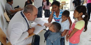 Médicos cubanos en Honduras. Foto: educaciondiaria.org / Archivo.