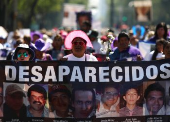 Varias personas sostienen imágenes de desaparecidos durante una marcha por el Día de las Madres en la Ciudad de México, el viernes 10 de mayo de 2019. Foto:Eduardo Verdugo/AP.