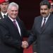 Los presidentes de Cuba y Venezuela, Miguel Díaz-Canel y Nicolás Maduro, se saludan durante la visita oficial del mandatario de la Isla al país sudamericano, en junio de 2018. Foto: Miguel Gutiérrez / EFE / Archivo.